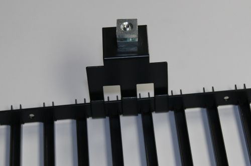 Snap-in mounting clip for a single Aluminium wedge wire ceiling panel Snap-in mounting clip for a single Aluminium wedge wire ceiling panel